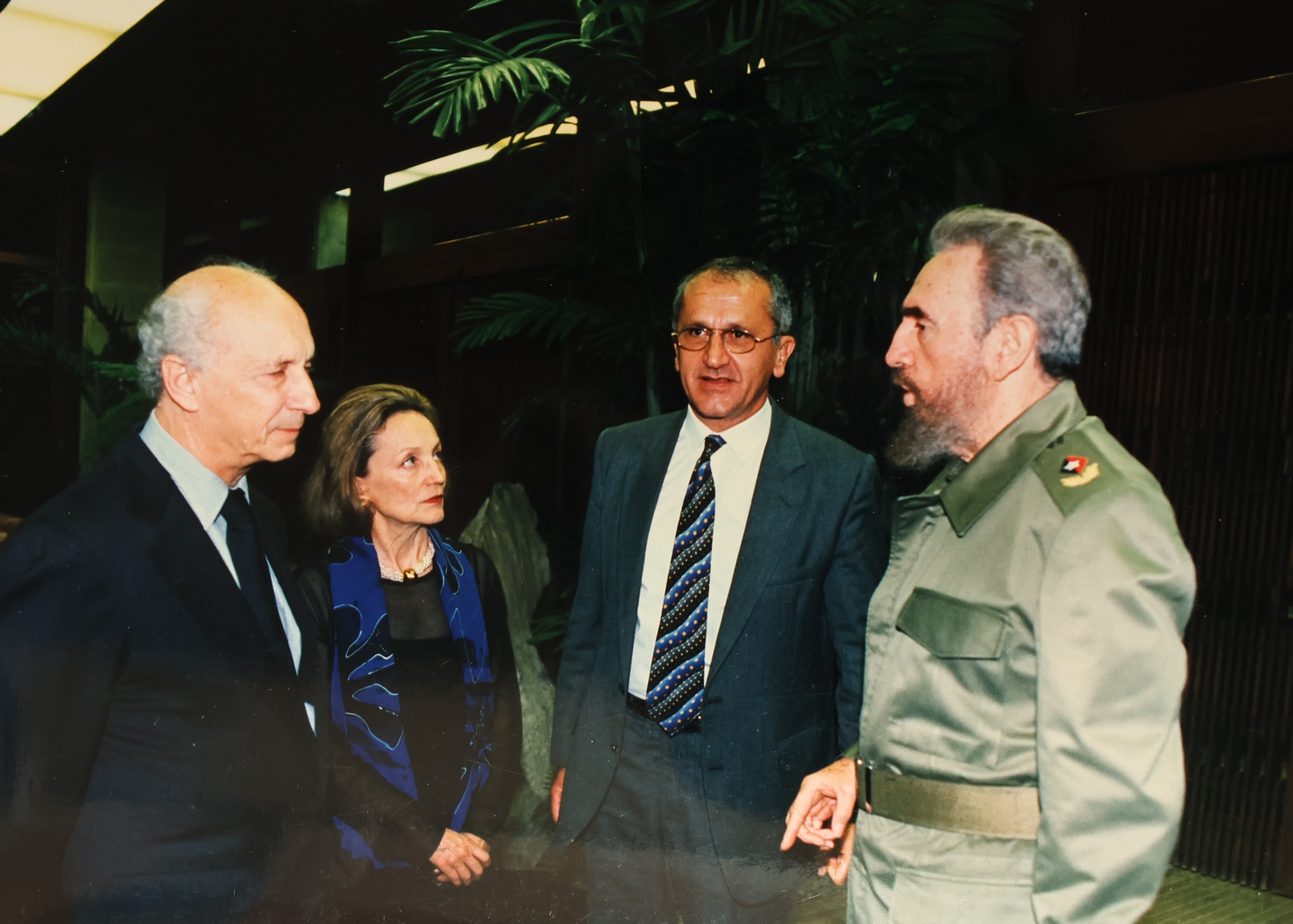 O embaixador Rubens Ricupero, então secretário-geral da Conferência das Nações Unidas sobre Comércio e Desenvolvimento (UNCTAD) participa de cerimônia comemorativa dos 50 anos da Conferência de Havana, que criou a Organização Internacional do Comércio - não ratificada pelos Estados Unidos. A foto registra o momento em que Rubens e Marisa Ricupero conversam com Jesus Saad, representante da Organização Mundial do Comércio (OMC) e o presidente cubano, Fidel Castro.